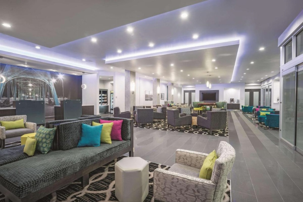 La Quinta Inn & Suites by Wyndham Cleveland Image 11