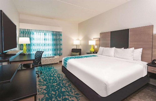 La Quinta Inn & Suites by Wyndham Cleveland image 17