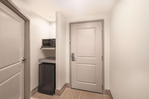 La Quinta Inn & Suites by Wyndham Cleveland image 19