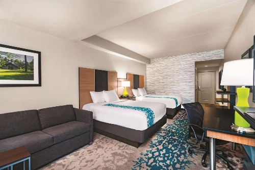 La Quinta Inn & Suites by Wyndham Cleveland image 2