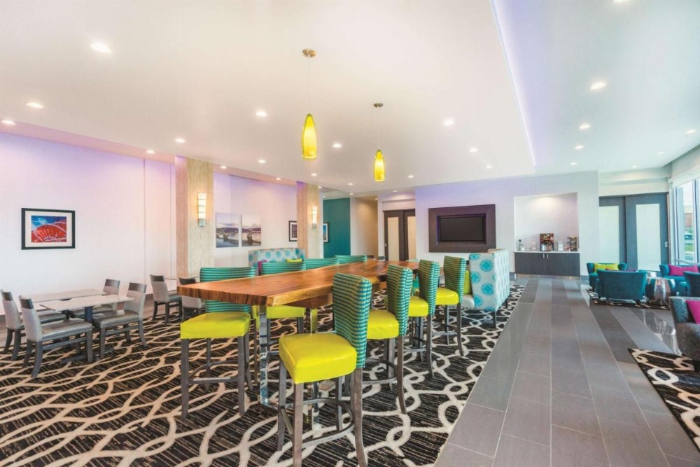 La Quinta Inn & Suites by Wyndham Cleveland Image 20