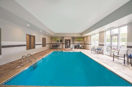 La Quinta Inn & Suites by Wyndham Cleveland image 25