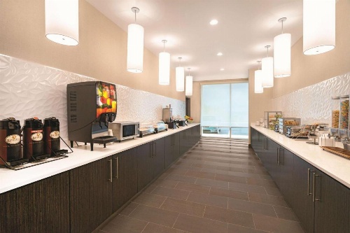 La Quinta Inn & Suites by Wyndham Cleveland image 27