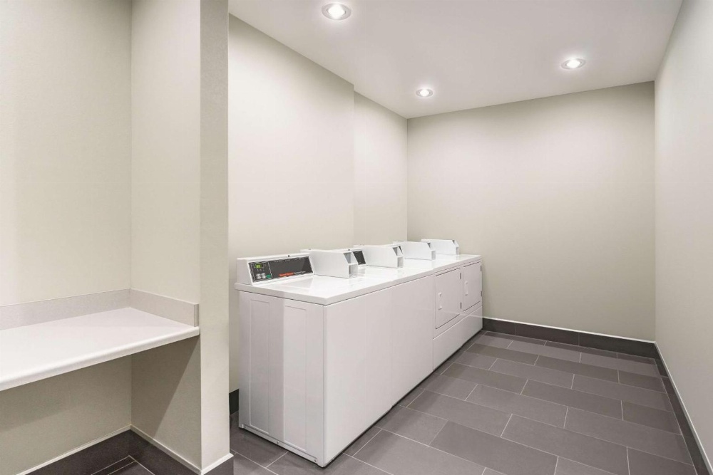 La Quinta Inn & Suites by Wyndham Cleveland Main image