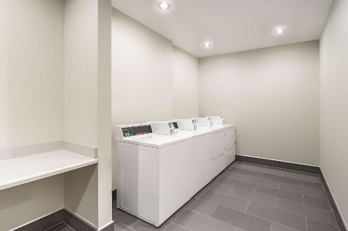 La Quinta Inn & Suites by Wyndham Cleveland image 3