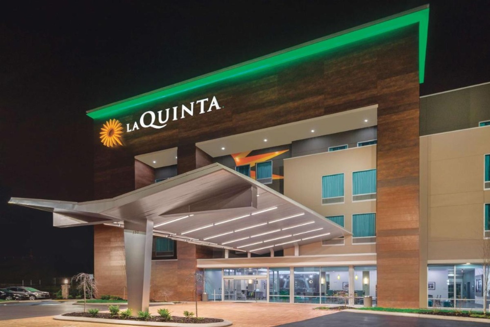 La Quinta Inn & Suites by Wyndham Cleveland Image 32