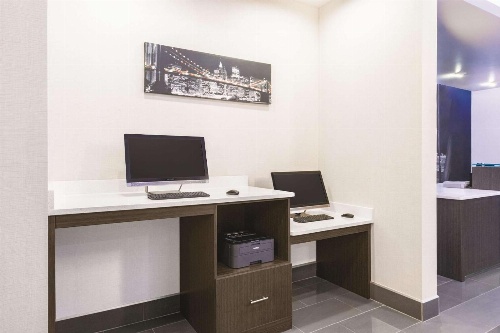 La Quinta Inn & Suites by Wyndham Cleveland image 4