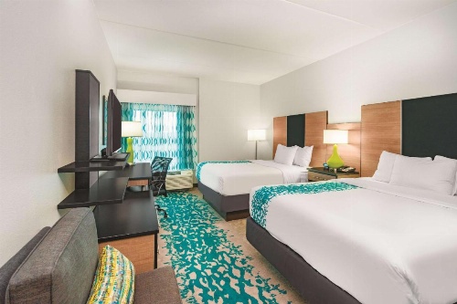 La Quinta Inn & Suites by Wyndham Cleveland image 5