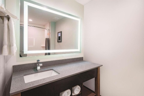 La Quinta Inn & Suites by Wyndham Cleveland image 7