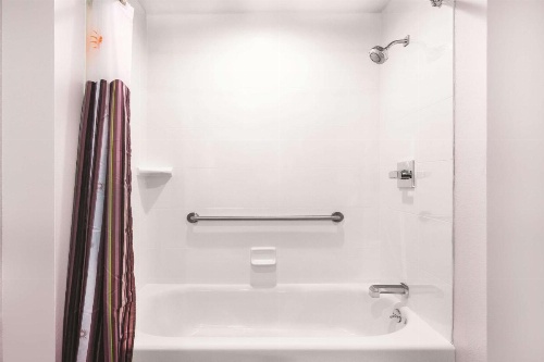 La Quinta Inn & Suites by Wyndham Cleveland image 8